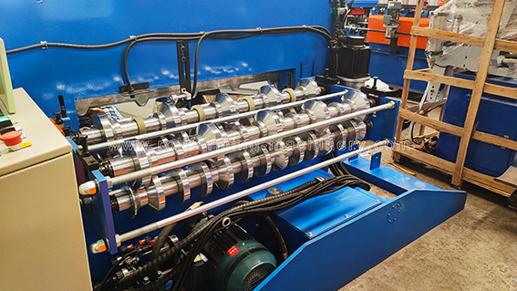 機械を形作る自動圧着ロール(水平方向と垂直方向の2方向)