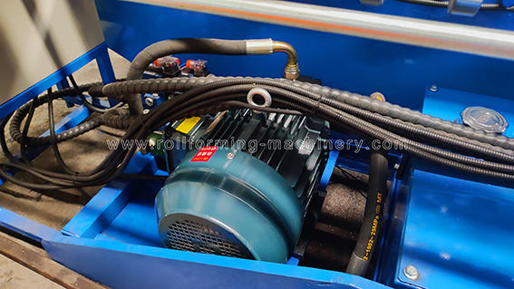 機械を形作る自動圧着ロール（水平方向と垂直方向の2方向）