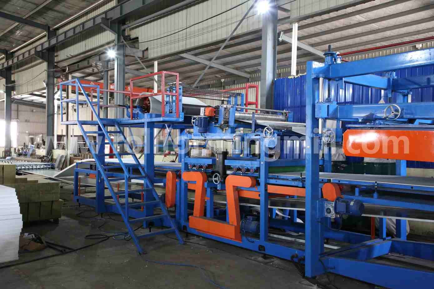 底板成形機付きサンドイッチパネルラミネーター2