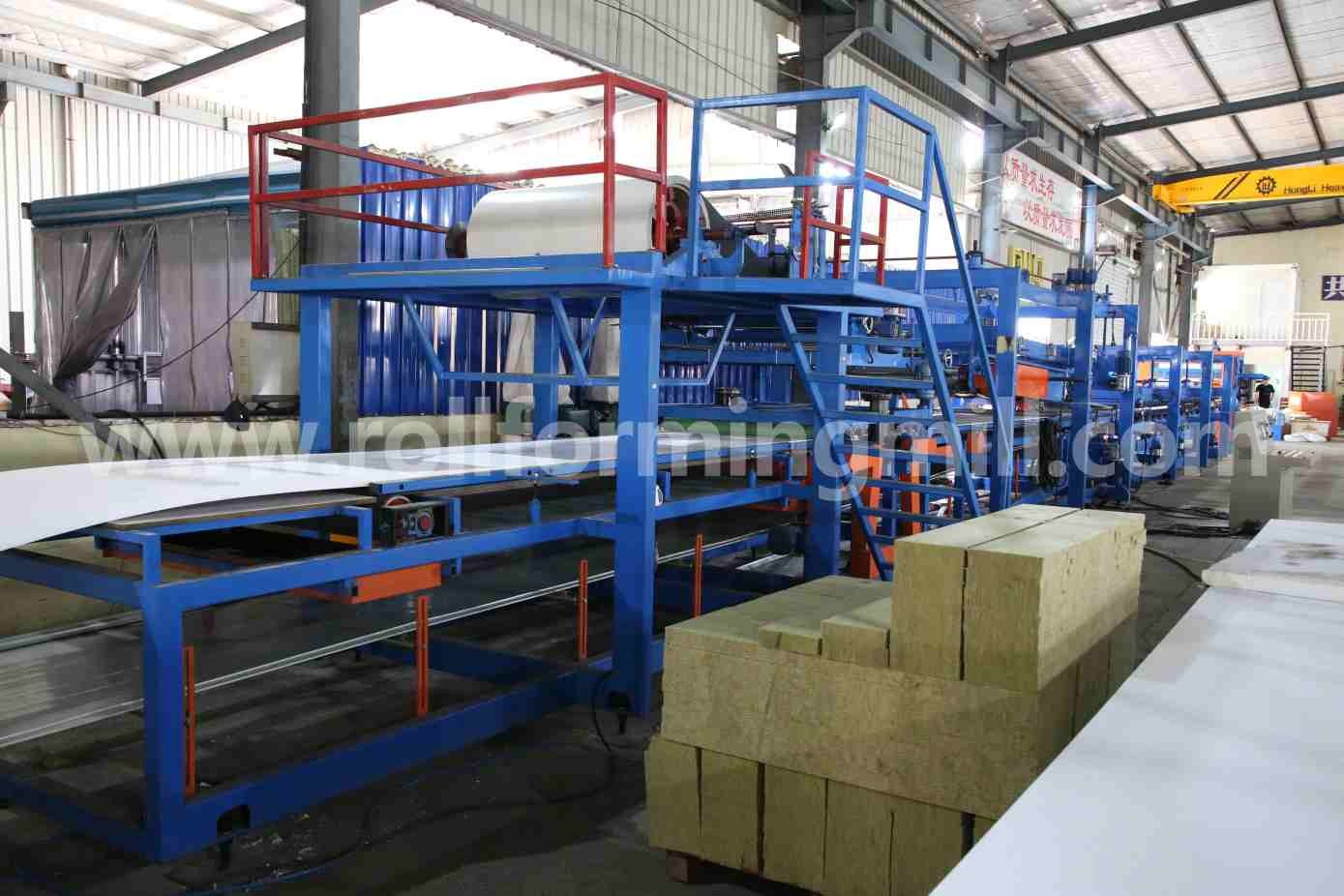 底板成形機付きサンドイッチパネルラミネーター